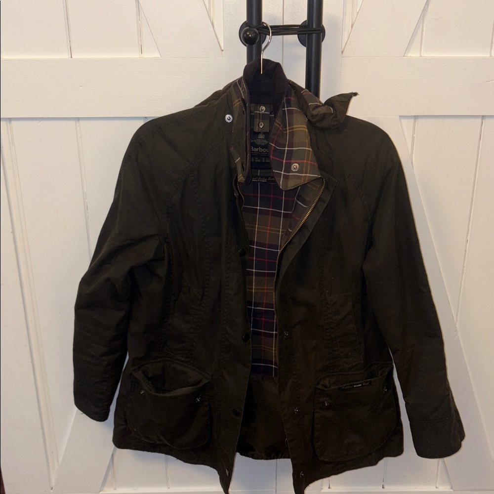 Barbour Beadnell barn jacket. Olive color, Tartan Lining and detachable hood.